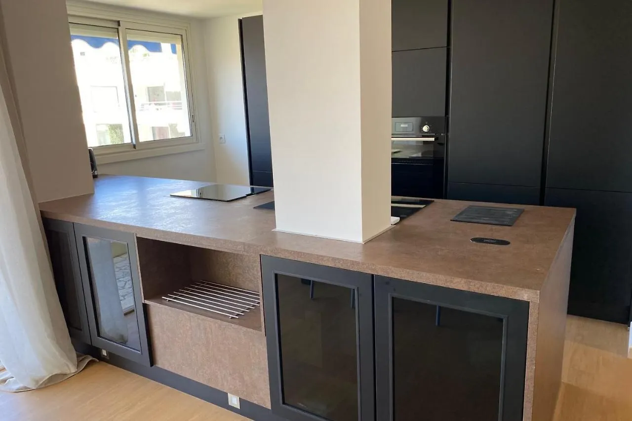 Spacious Bright Nest With Balcony In Cannes Lägenhet