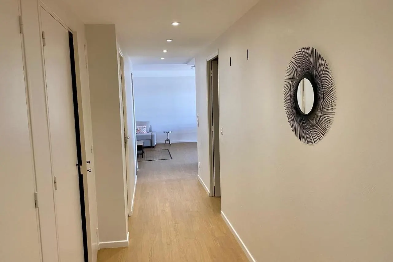 Spacious Bright Nest With Balcony In Cannes Lägenhet
