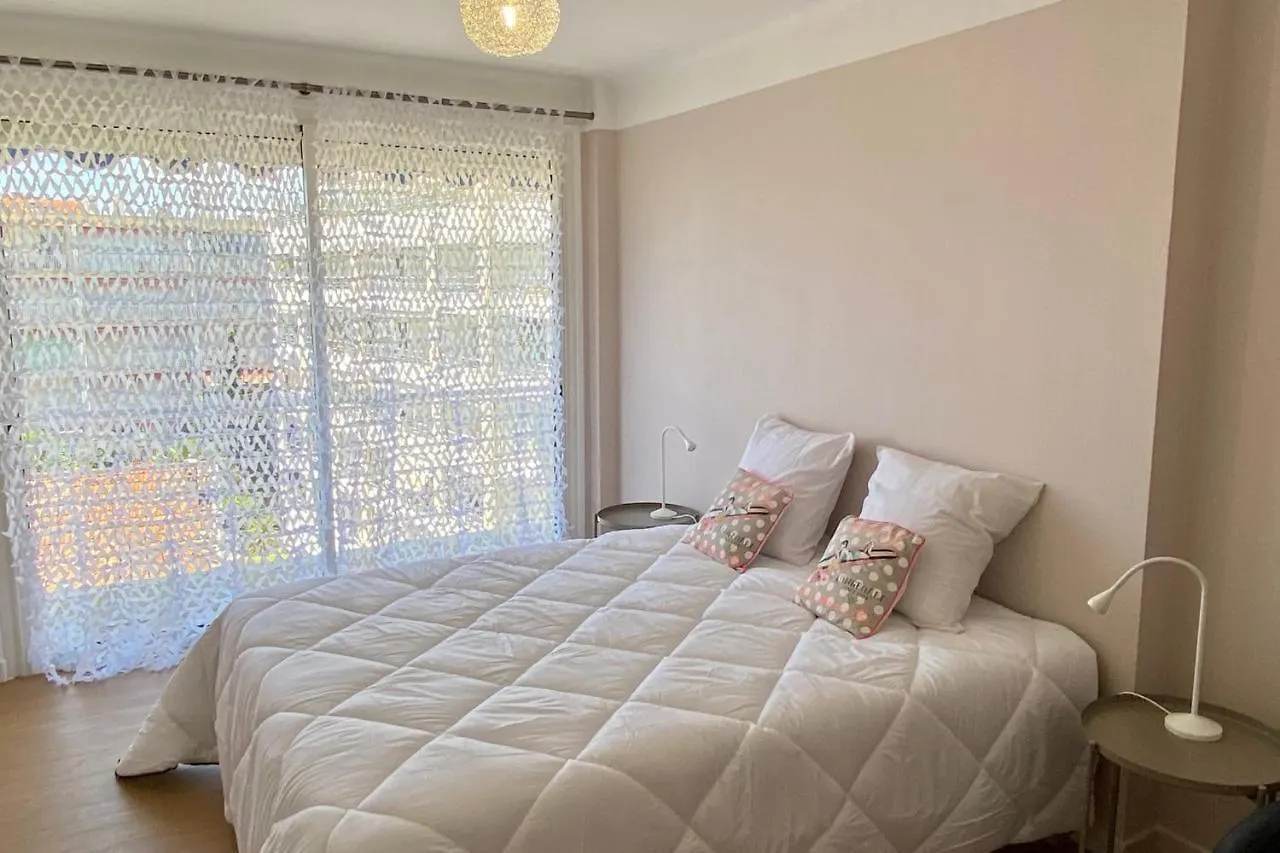 Spacious Bright Nest With Balcony In Cannes Lägenhet