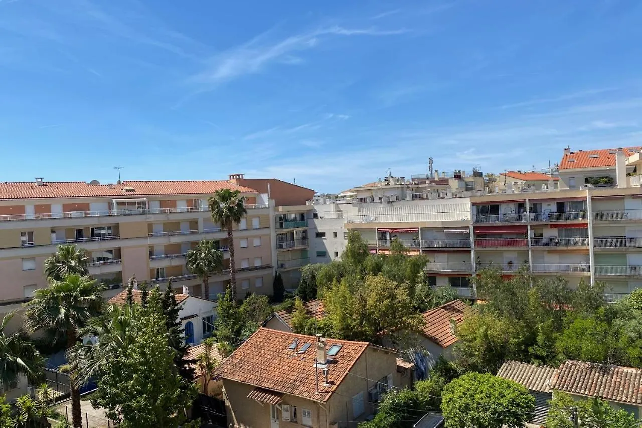 Spacious Bright Nest With Balcony In Cannes Lägenhet